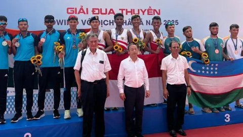Serda Jas M. Ali Mardiansyah, prajurit dari Satuan Denma Kolinlamil, meraih medali emas pada Asian Rowing Championship 2025 di Hai Phong, Vietnam, Minggu (19-10-2025). (Bola.com/Istim