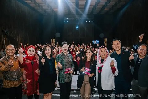 Menteri Komunikasi dan Digital Meutya Hafid hadir di acara Festival Perempuan Berdaya Berkarya di SCTV Tower, Jakarta Pusat, Selasa (21/10/2025)
