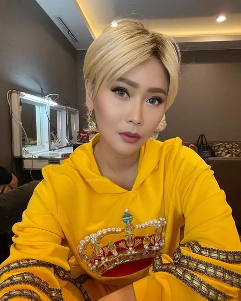 Inul Daratista saat jumpa pers Liga Dangdut Indonesia di SCTV Tower, Jakarta, Jumat (12/1). Dewan dangdut akan hadir seperti Elvy Sukaesih, Rita Sugiarto, Iyeth Bustami, Inul Daratista, Soima