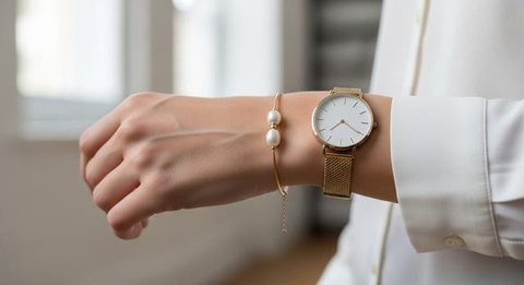 Gelang Apa yang Cocok Dipadukan dengan Jam Tangan