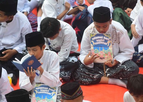 Siswa melakukan kegiatan doa bersama sebelum melakukan pawai  saat peringatan Hari Santri Nasional 22 Oktober pada halaman sekolah di Yayasan Pendidikan Islam Al-Hidayah, Cinere, Depok, Jawa Barat, Rabu (22/10/2025).