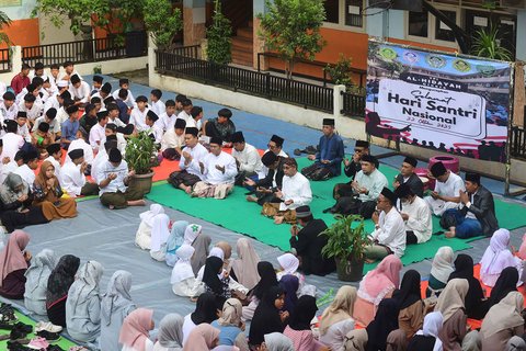 Siswa melakukan kegiatan doa bersama sebelum melakukan pawai  saat peringatan Hari Santri Nasional 22 Oktober pada halaman sekolah di Yayasan Pendidikan Islam Al-Hidayah, Cinere, Depok, Jawa Barat, Rabu (22/10/2025).