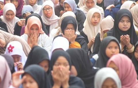 Siswa melakukan kegiatan doa bersama sebelum melakukan pawai  saat peringatan Hari Santri Nasional 22 Oktober pada halaman sekolah di Yayasan Pendidikan Islam Al-Hidayah, Cinere, Depok, Jawa Barat, Rabu (22/10/2025).