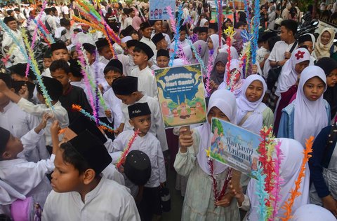 Siswa melakukan melakukan pawai  saat peringatan Hari Santri Nasional 22 Oktober pada halaman sekolah di Yayasan Pendidikan Islam Al-Hidayah, Cinere, Depok, Jawa Barat, Rabu (22/10/2025).