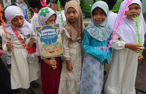 Siswa melakukan melakukan pawai  saat peringatan Hari Santri Nasional 22 Oktober pada halaman sekolah di Yayasan Pendidikan Islam Al-Hidayah, Cinere, Depok, Jawa Barat, Rabu (22/10/2025).
