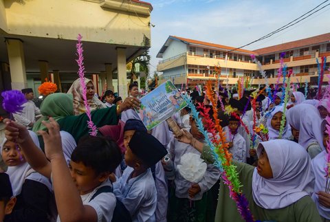 Siswa melakukan melakukan pawai  saat peringatan Hari Santri Nasional 22 Oktober pada halaman sekolah di Yayasan Pendidikan Islam Al-Hidayah, Cinere, Depok, Jawa Barat, Rabu (22/10/2025).