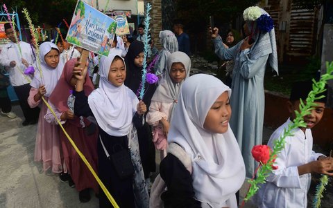 Siswa melakukan melakukan pawai  saat peringatan Hari Santri Nasional 22 Oktober pada halaman sekolah di Yayasan Pendidikan Islam Al-Hidayah, Cinere, Depok, Jawa Barat, Rabu (22/10/2025).