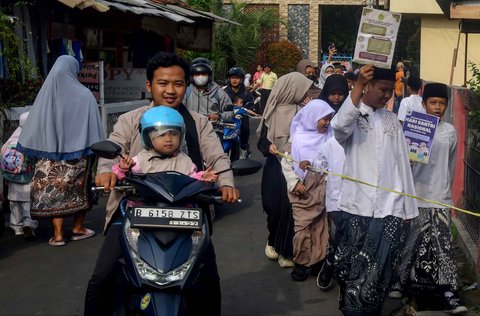 Siswa melakukan melakukan pawai  saat peringatan Hari Santri Nasional 22 Oktober pada halaman sekolah di Yayasan Pendidikan Islam Al-Hidayah, Cinere, Depok, Jawa Barat, Rabu (22/10/2025).