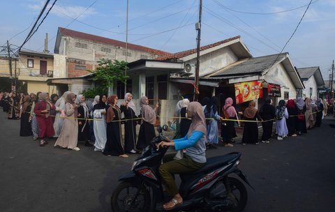 Siswa melakukan melakukan pawai  saat peringatan Hari Santri Nasional 22 Oktober pada halaman sekolah di Yayasan Pendidikan Islam Al-Hidayah, Cinere, Depok, Jawa Barat, Rabu (22/10/2025).