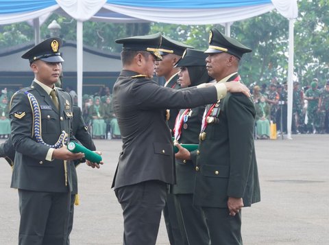 Kasad Jenderal Maruli Simanjuntak melantik 1.268 Perwira Remaja TNI AD di Lapangan Krida Wiradhika, Secapaad Bandung, Selasa (21/10/2025).