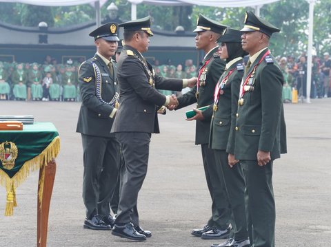 Kasad Jenderal Maruli Simanjuntak melantik 1.268 Perwira Remaja TNI AD di Lapangan Krida Wiradhika, Secapaad Bandung, Selasa (21/10/2025).