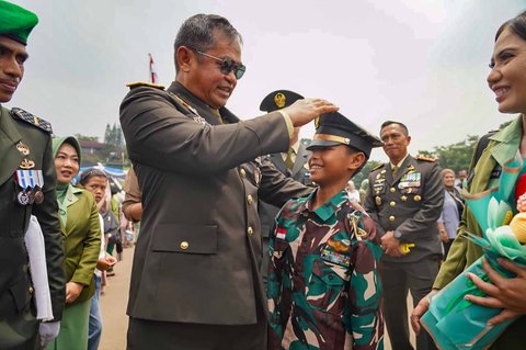 Kepala Staf Angkatan Darat (Kasad) Jenderal TNI Maruli Simanjuntak mengenakan topi berpuncak miliknya kepada seorang anak  anak saat pelantikan  1.268 Perwira Remaja TNI Angkatan Darat di Lapangan Krida Wiradhika, Secapaad Bandung, Selasa (21/10/2025).