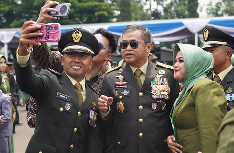 Kepala Staf Angkatan Darat (Kasad) Jenderal TNI Maruli Simanjuntak berfoto bersama perwira remaja TNI AD saat pelantikan  1.268 Perwira Remaja TNI Angkatan Darat di Lapangan Krida Wiradhika, Secapaad Bandung, Selasa (21/10/2025).