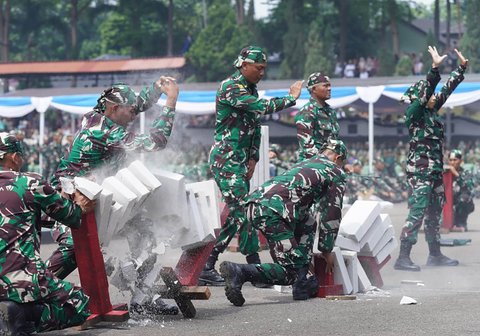Demo bela diri perwira remaja TNI AD saat pelantikan  1.268 Perwira Remaja TNI Angkatan Darat di Lapangan Krida Wiradhika, Secapaad Bandung, Selasa (21/10/2025).