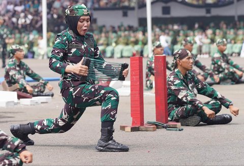 Demo bela diri perwira remaja TNI AD saat pelantikan  1.268 Perwira Remaja TNI Angkatan Darat di Lapangan Krida Wiradhika, Secapaad Bandung, Selasa (21/10/2025).