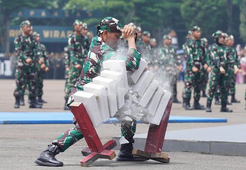 Demo bela diri perwira remaja TNI AD saat pelantikan  1.268 Perwira Remaja TNI Angkatan Darat di Lapangan Krida Wiradhika, Secapaad Bandung, Selasa (21/10/2025).