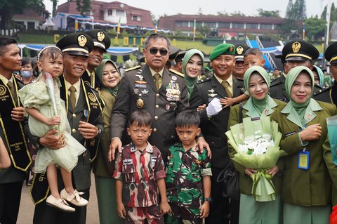 Kepala Staf Angkatan Darat (Kasad) Jenderal TNI Maruli Simanjuntak berfoto bersama perwira remaja TNI AD saat pelantikan  1.268 Perwira Remaja TNI Angkatan Darat di Lapangan Krida Wiradhika, Secapaad Bandung, Selasa (21/10/2025).