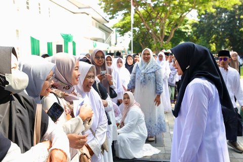 Momen Hari Santri, Bupati Ipuk Salurkan Insentif untuk 14 Ribu Guru Ngaji