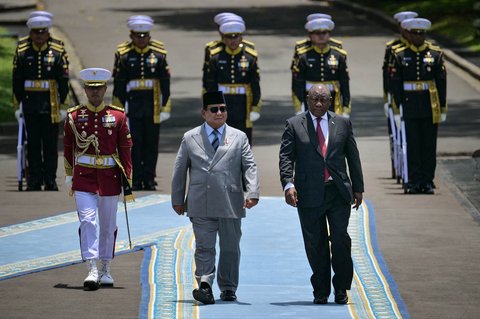 Presiden Indonesia Prabowo Subianto dan Presiden Afrika Selatan Cyril Ramaphosa memeriksa barisan kehormatan sebelum pertemuan bilateral mereka di Istana Kepresidenan Jakarta, Rabu (22/10/2025).