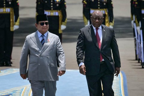 Presiden Indonesia Prabowo Subianto dan Presiden Afrika Selatan Cyril Ramaphosa memeriksa barisan kehormatan sebelum pertemuan bilateral mereka di Istana Kepresidenan Jakarta, Rabu (22/10/2025).