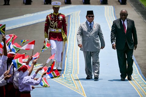 Presiden Indonesia Prabowo Subianto dan Presiden Afrika Selatan Cyril Ramaphosa memeriksa barisan kehormatan sebelum pertemuan bilateral mereka di Istana Kepresidenan Jakarta, Rabu (22/10/2025).