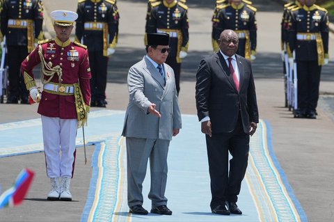 Presiden Indonesia Prabowo Subianto dan Presiden Afrika Selatan Cyril Ramaphosa memeriksa barisan kehormatan sebelum pertemuan bilateral mereka di Istana Kepresidenan Jakarta, Rabu (22/10/2025).