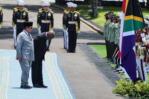 Presiden Indonesia Prabowo Subianto dan Presiden Afrika Selatan Cyril Ramaphosa memeriksa barisan kehormatan sebelum pertemuan bilateral mereka di Istana Kepresidenan Jakarta, Rabu (22/10/2025).