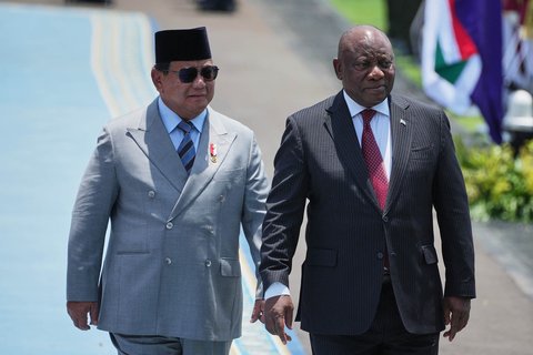 Presiden Indonesia Prabowo Subianto dan Presiden Afrika Selatan Cyril Ramaphosa memeriksa barisan kehormatan sebelum pertemuan bilateral mereka di Istana Kepresidenan Jakarta, Rabu (22/10/2025).