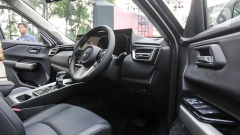 Profil sampingnya memperlihatkan bodi berotot dengan fender lebar dan ground clearance tinggi yang cocok untuk berbagai medan.