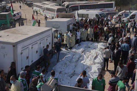 Jenazah warga Palestina tak dikenal yang dipulangkan dari Israel  sebelum pemakaman massal di luar Rumah Sakit Nasser di Khan Younis, Jalur Gaza, Rabu (22/10/2025).