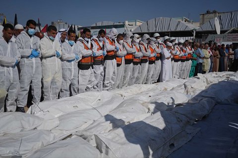 Tim medis melakukan shalat jenazah warga Palestina tak dikenal yang dipulangkan dari Israel  di luar Rumah Sakit Nasser di Khan Younis, Jalur Gaza, , Rabu (22/10/2025).