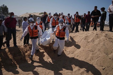 Pemakaman massal jenazah warga Palestina tak dikenal yang dipulangkan dari Israel di Deir al Balah, Jalur Gaza, Rabu (22/10/2025).