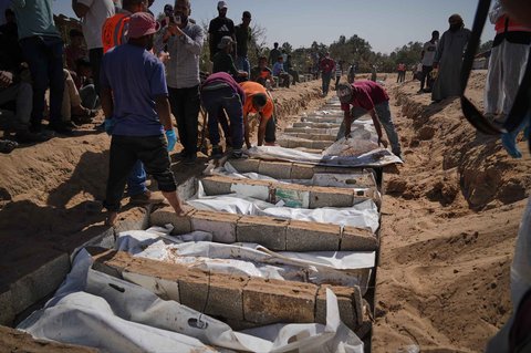 Pemakaman massal jenazah warga Palestina tak dikenal yang dipulangkan dari Israel di Deir al Balah, Jalur Gaza, Rabu (22/10/2025).