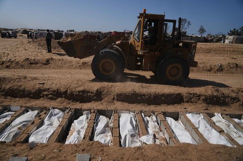 Pemakaman massal jenazah warga Palestina tak dikenal yang dipulangkan dari Israel di Deir al Balah, Jalur Gaza, Rabu (22/10/2025).