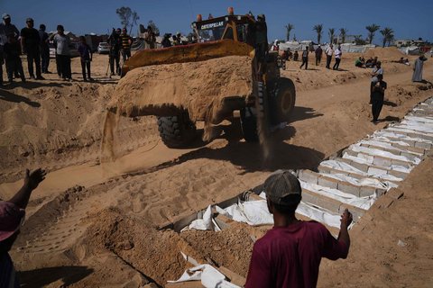 Pemakaman massal jenazah warga Palestina tak dikenal yang dipulangkan dari Israel di Deir al Balah, Jalur Gaza, Rabu (22/10/2025).
