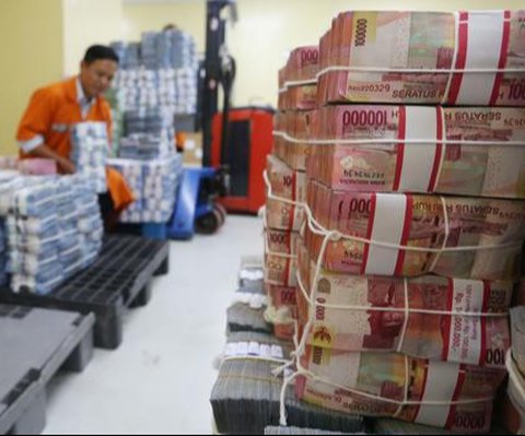 Tumpukan uang di ruang penyimpanan uang BNI, Jakarta, Senin (2/11/2015). Lembaga Penjamin Simpanan (LPS) mencatat jumlah rekening simpanan dengan nilai di atas Rp2 M pada bulan September meng