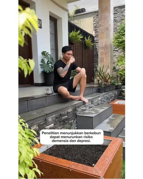 Teras depan rumah Anji yang halamannya dimanfaatkan untuk berkebun dan budidaya sirih China. [IG: @duniamanji]