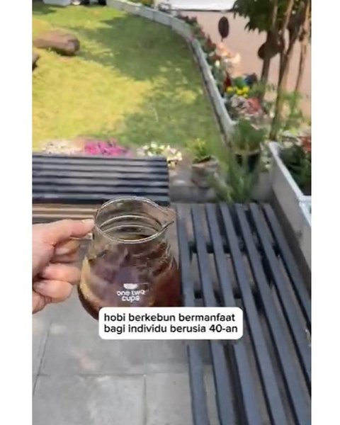 Teras depan rumah Anji yang halamannya dimanfaatkan untuk berkebun dan budidaya sirih China. [IG: @duniamanji]