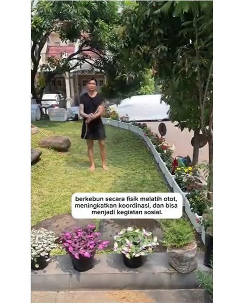 Teras depan rumah Anji yang halamannya dimanfaatkan untuk berkebun dan budidaya sirih China. [IG: @duniamanji]