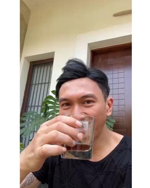 Teras depan rumah Anji yang halamannya dimanfaatkan untuk berkebun dan budidaya sirih China. [IG: @duniamanji]
