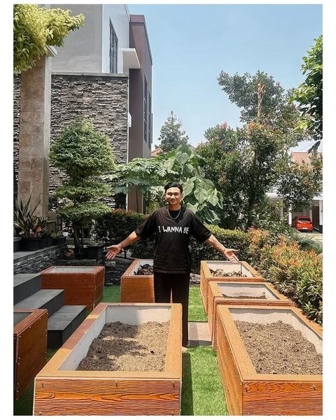 Teras depan rumah Anji yang halamannya dimanfaatkan untuk berkebun dan budidaya sirih China. [IG: @duniamanji]
