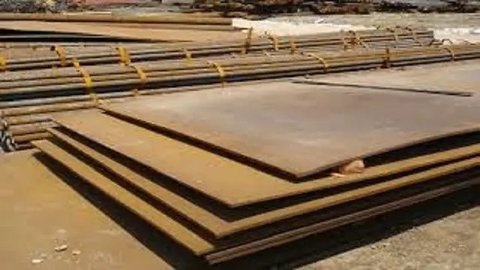 Sejumlah truk peti kemas di area JICT Tanjung Priok, Jakarta, Selasa (18/10). BPS mencatat, nilai ekspor  September 2016 sebesar US$ 12,51 miliar, turun 1,84% dibanding bulan sebelumnya dan t