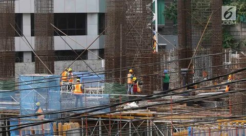 Sejumlah truk peti kemas di area JICT Tanjung Priok, Jakarta, Selasa (18/10). BPS mencatat, nilai ekspor  September 2016 sebesar US$ 12,51 miliar, turun 1,84% dibanding bulan sebelumnya dan t