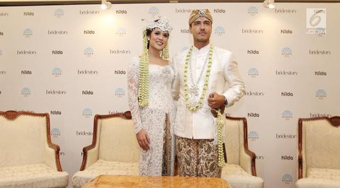 Raisa memilih maxi dress hitam dengan detail sheer v-neck yang memberi kesan ringan dan romantis. Hamish Daud melengkapi look sang istri dengan jas hitam andalannya, membuktikan kalau gaya fo