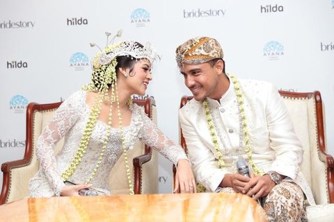 Raisa memilih maxi dress hitam dengan detail sheer v-neck yang memberi kesan ringan dan romantis. Hamish Daud melengkapi look sang istri dengan jas hitam andalannya, membuktikan kalau gaya fo