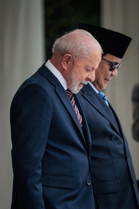 Presiden Prabowo Subianto bersama Presiden Brasil Luiz Inacio Lula da Silva sebelum memeriksa barisan kehormatan sebelum pertemuan bilateral mereka di Istana Kepresidenan Jakarta, Kamis (23/10/2025).