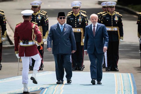 Presiden Prabowo Subianto bersama Presiden Brasil Luiz Inacio Lula da Silva memeriksa barisan kehormatan sebelum pertemuan bilateral mereka di Istana Kepresidenan Jakarta, Kamis (23/10/2025).