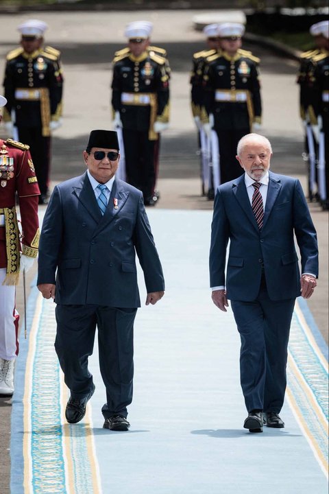 Presiden Prabowo Subianto bersama Presiden Brasil Luiz Inacio Lula da Silva memeriksa barisan kehormatan sebelum pertemuan bilateral mereka di Istana Kepresidenan Jakarta, Kamis (23/10/2025).