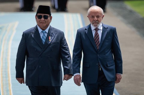 Presiden Prabowo Subianto bersama Presiden Brasil Luiz Inacio Lula da Silva memeriksa barisan kehormatan sebelum pertemuan bilateral mereka di Istana Kepresidenan Jakarta, Kamis (23/10/2025).