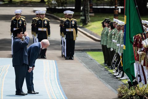 Presiden Prabowo Subianto bersama Presiden Brasil Luiz Inacio Lula da Silva memeriksa barisan kehormatan sebelum pertemuan bilateral mereka di Istana Kepresidenan Jakarta, Kamis (23/10/2025).